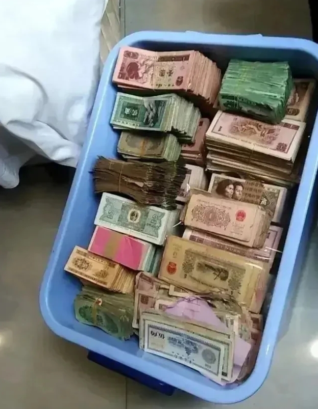 福建，一名女子的奶奶去世后，女子在整理奶奶的老房子时，意外地在她的老床底下发现了