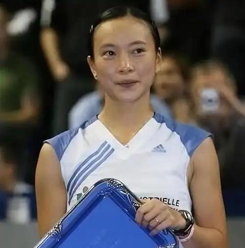 1999年，四川一女孩拿到世界冠军后，被教练踢出国家队。谁知4年后，她加入法国籍