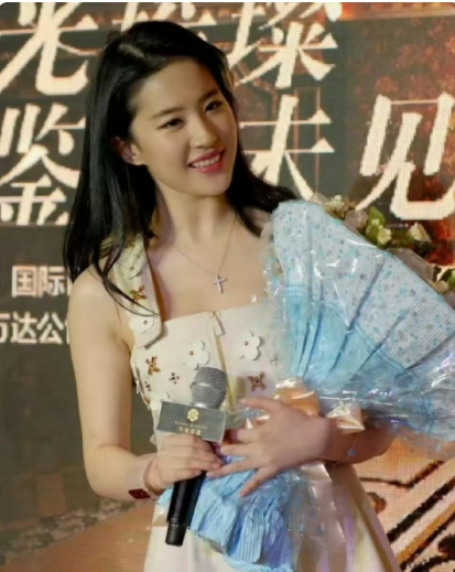刘亦菲笑起来，很随和 。你喜欢她吗[赞]