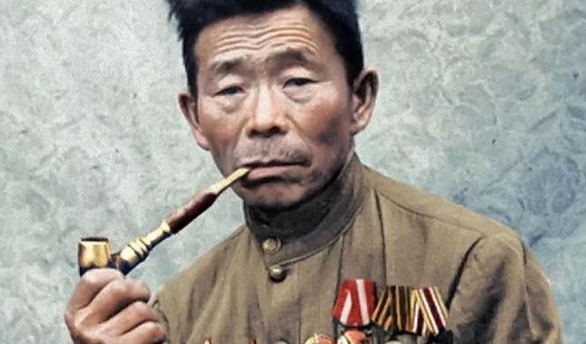 1941年，一个身材矮小的木匠加入了苏联红军，任火头兵，但是谁也没有想到，就是这