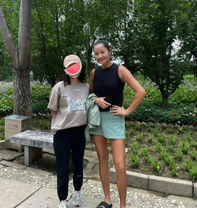 公园里的瞿颖，她真的好高啊