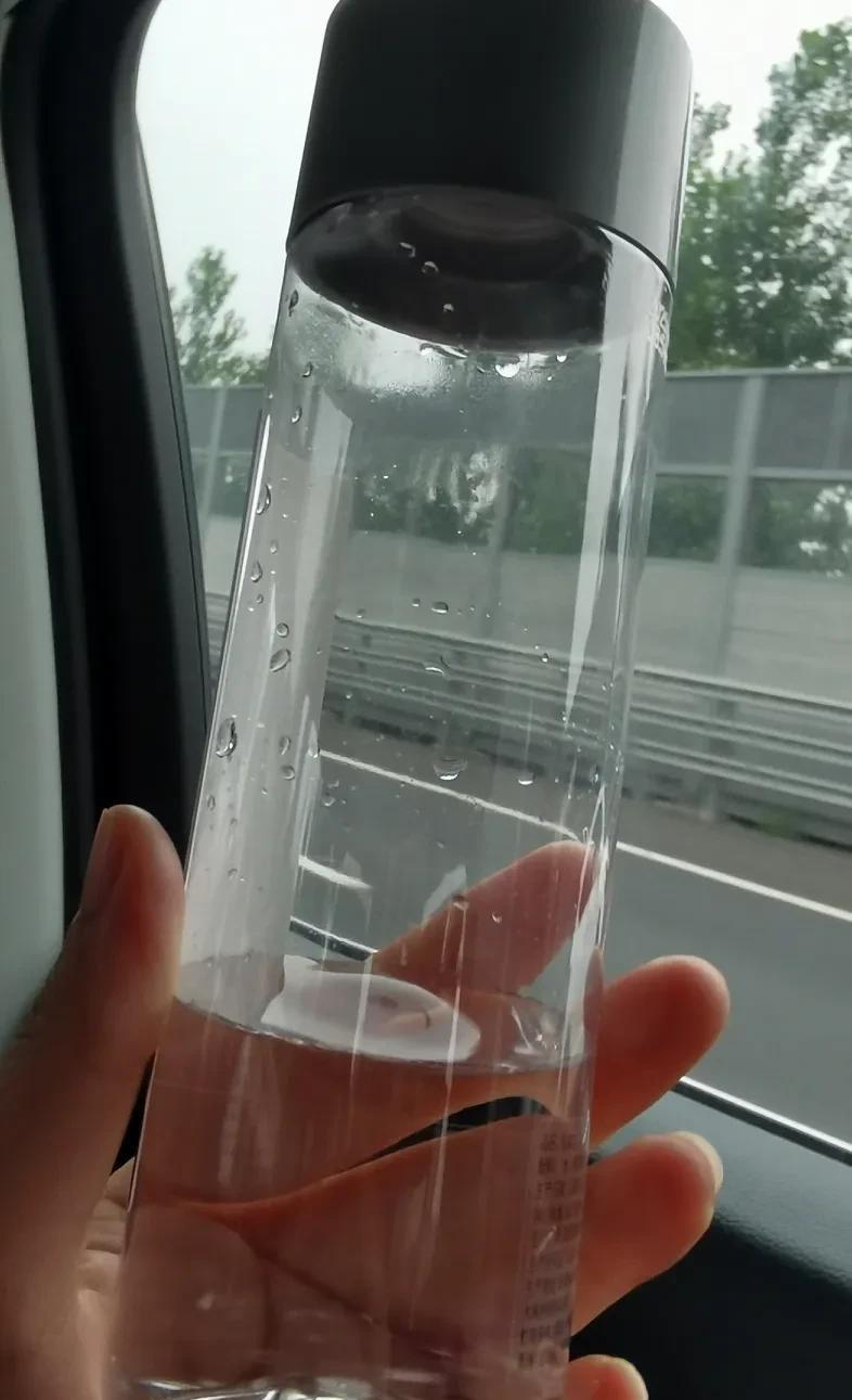 我老公买瓶装水只买娃哈哈，这不，要出门，让我去买水，我买了几瓶其他的品牌的，又被