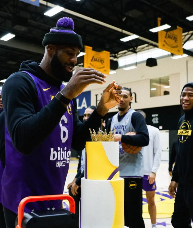 勒布朗-詹姆斯迎来了自己的41岁生日。
随后，湖人队官方社媒晒出全队为詹姆斯庆生