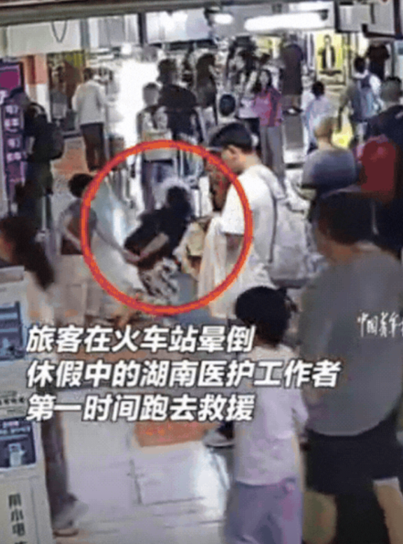 四川成都，女子休假出去玩，刚走进火车站，就听到“砰”的一声巨响，紧接着就传来孩子