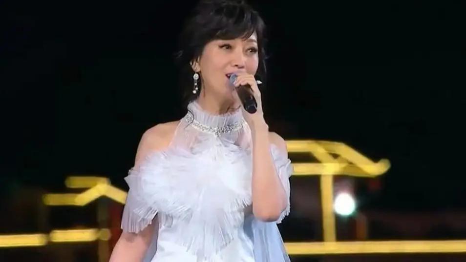 71岁赵雅芝和79岁黄锦燊罕同框，结婚40年，如今一个比一个长相年轻，仿佛时光在他们身上按下了暂停键。