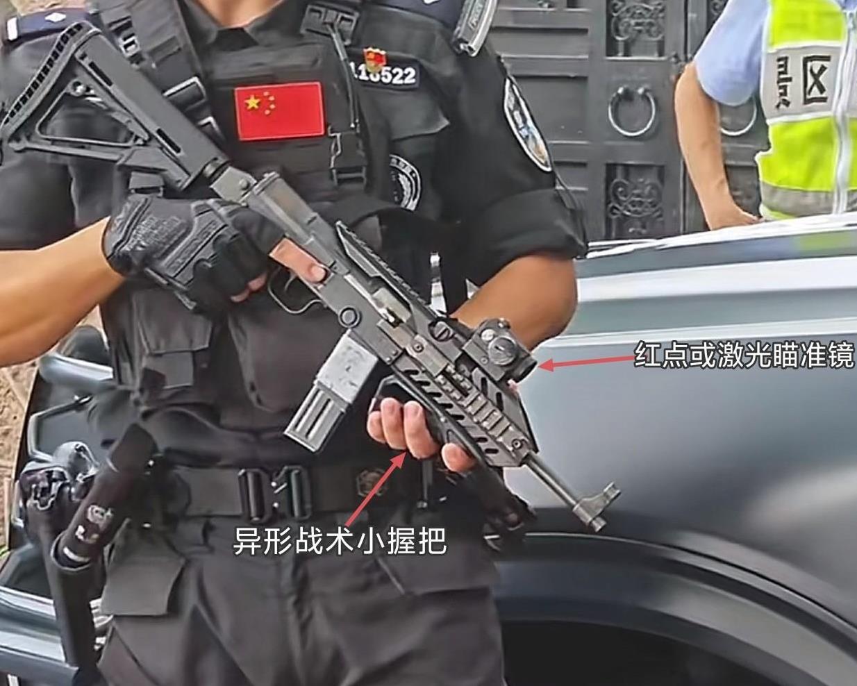 图片上是最新版的“魔改”79式轻型冲锋枪，改成了“龙”版冲锋枪，它的皮卡汀尼导轨
