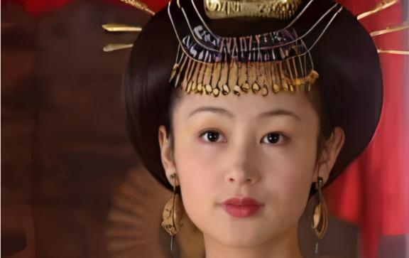 公元698年，太平公主在一个夜晚宠幸了四名男子。到了第二天清早，丫鬟们低着头去整
