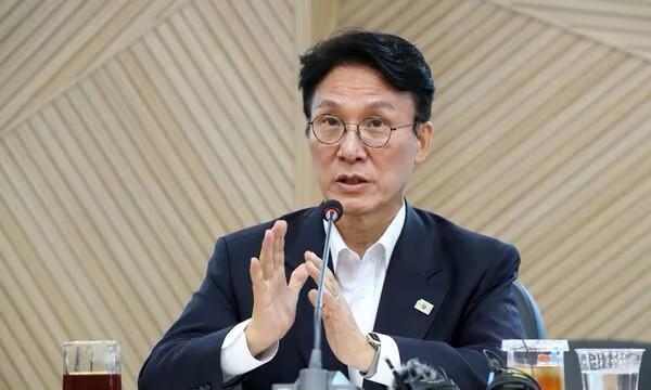 6月25日韩国在野的国民力量党主张，国务总理候选人金民锡在人事听证会上暴露了能力