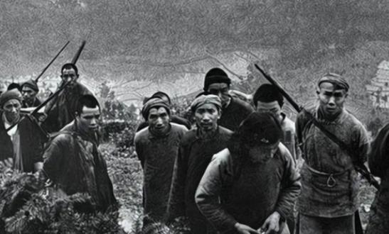 1950年，16军军长尹先炳，带着75辆满载物资的卡车，遭一千多名土匪攻击，他惊