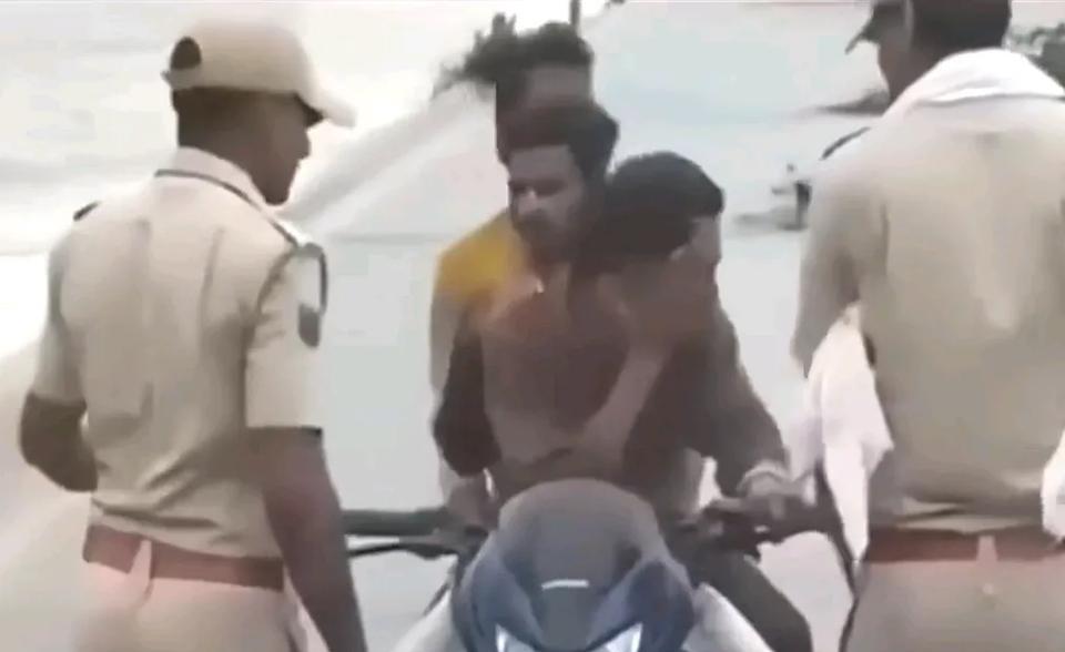 印度不一样的执法。话说印度一河流涨水太快，都漫过堤坝了，一小伙还骑着摩托车搭着人