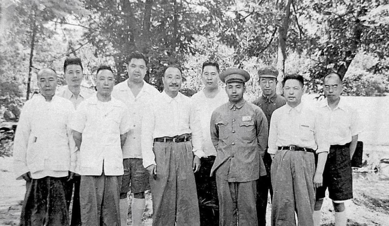1950年，山东军区司令许世友写了一封亲笔信，派人送到驻青岛的第32军军部。秘书