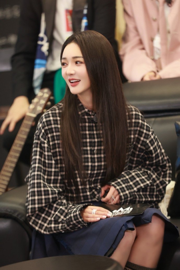 靳梦佳这主持经历能笑一年！现场人群闹得一塌糊涂，她举着话筒喊话却差点没声儿，妥妥