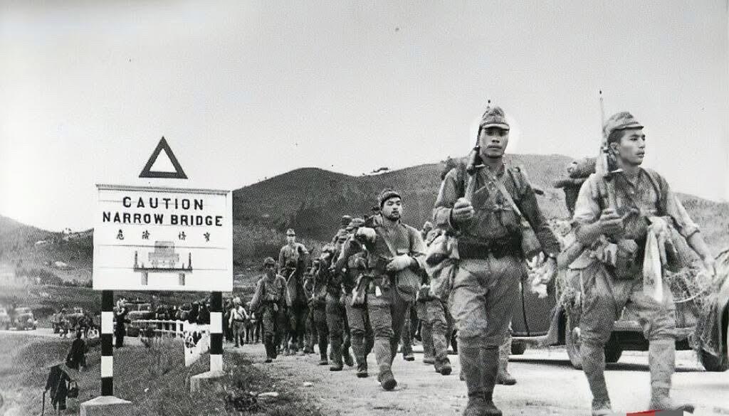 1941年，正在向香港新界进军的日军，照片中可以看到他们的身高是真的矮，走在最前