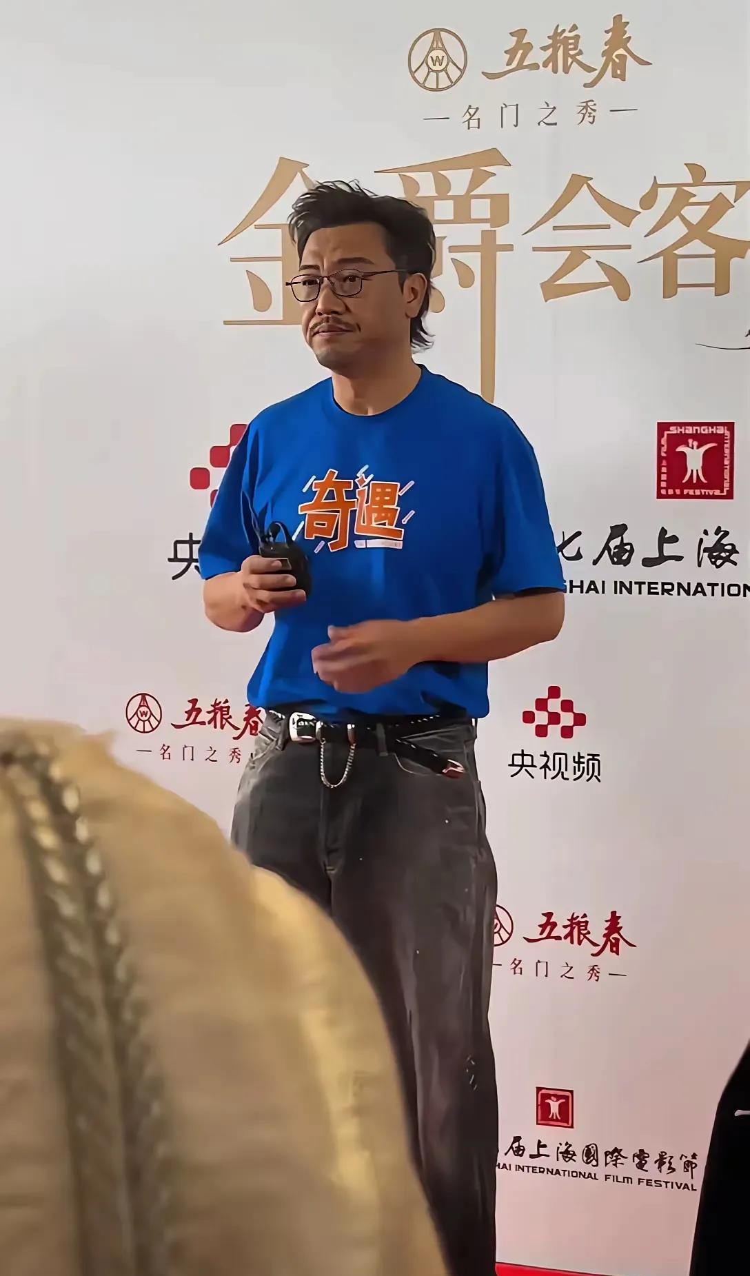 贾冰又上热搜了，
不是因为新小品逗乐全场，
也不是新电影精彩片段刷屏，
而是45