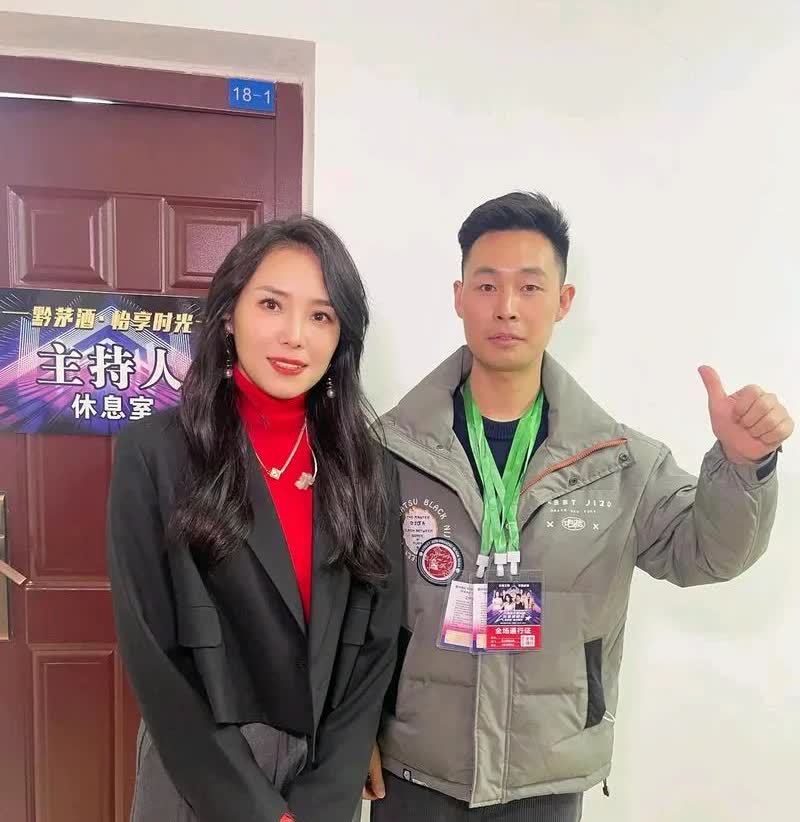 谢春芳在刀郎家时年纪还小，还是比较听话，女孩子也没有什么心机，另外刀郎周围环境比