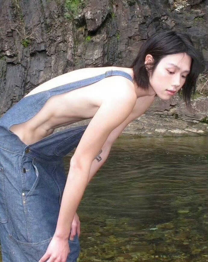 不是这个衣服设计就这么穿的吗？别人看见了，不会尴尬嘛？