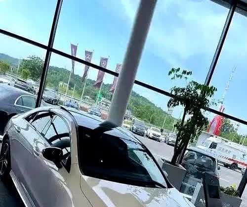 广东深圳，一女子花38万贷款买了辆奔驰车，女子看手头有钱了，就提前还清了贷款，这