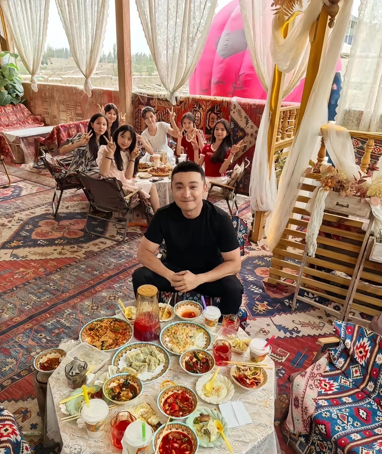 尼格买提与好友聚餐，在新疆招待客人，这一桌算是比较接地气的菜了。
看来哪里人都爱