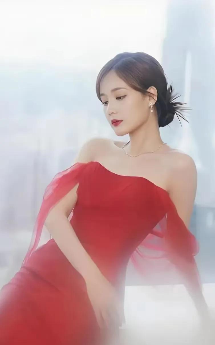 李一桐，1990年出生于山东济南，毕业于北京舞蹈学院。她是中国内地女演员，代表作