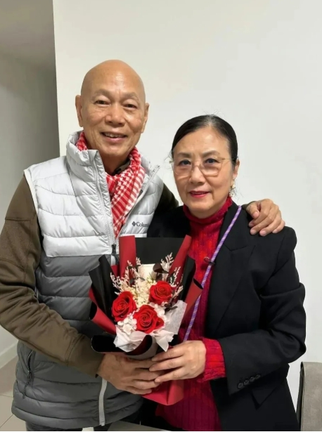 终于知道，
为什么前段时间汪明荃上海开演唱会，不是回馈歌迷，他们家太需要钱了，她