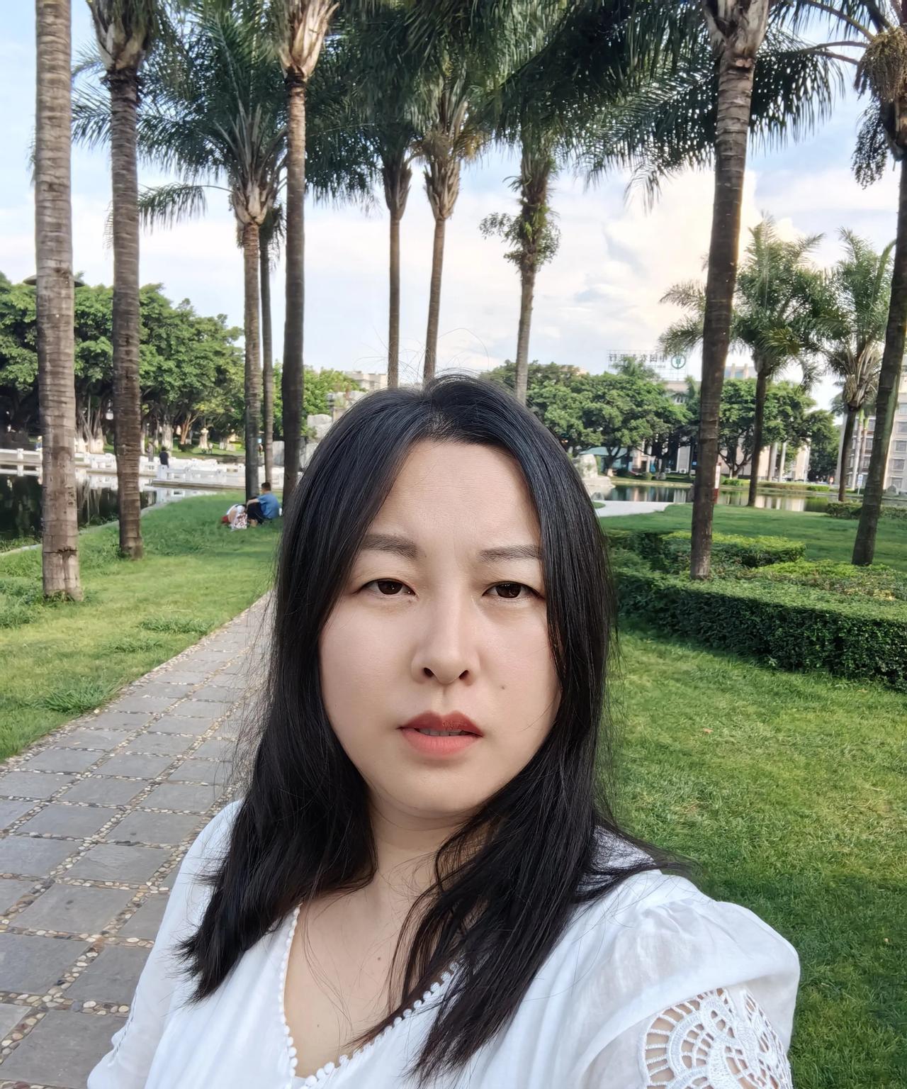出来云南旅游练就了一番订房抢房本领
昨晚住的是影视房 一进屋就看到墙上电影屏幕