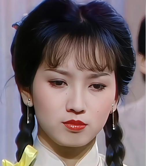 赵雅芝是华语影视圈中的一位经典美女，她不仅以出色的演技赢得了观众的喜爱，更因她那