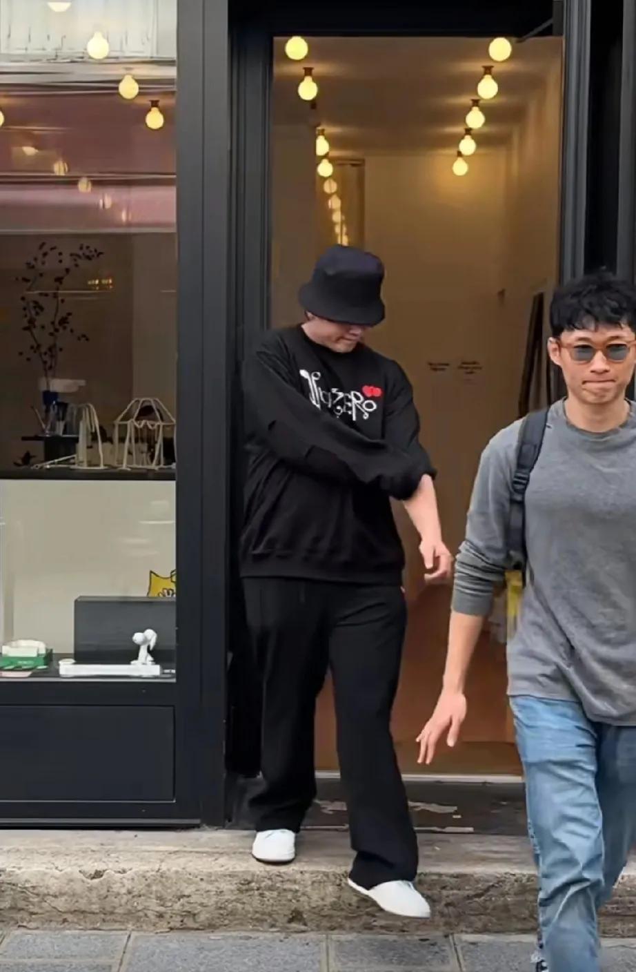 巴黎偶遇香港顶流姜涛！感觉他好没自信，扭扭捏捏的
6月27日，某网友在个人社交账