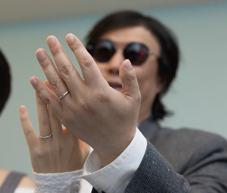 49岁萧煌奇官宣结婚，与妻子大方晒婚戒，受访曝光女方身份