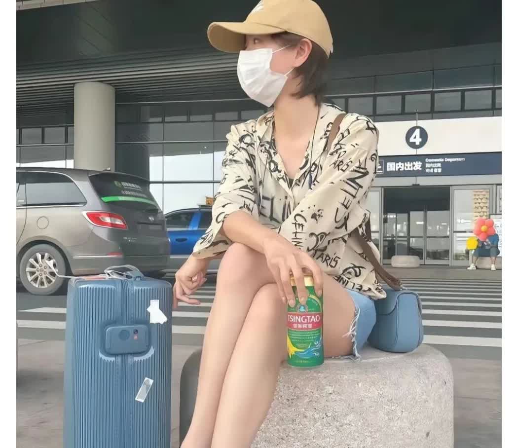 万茜，脚丫子丑就算了，这鞋子也不好看呀。