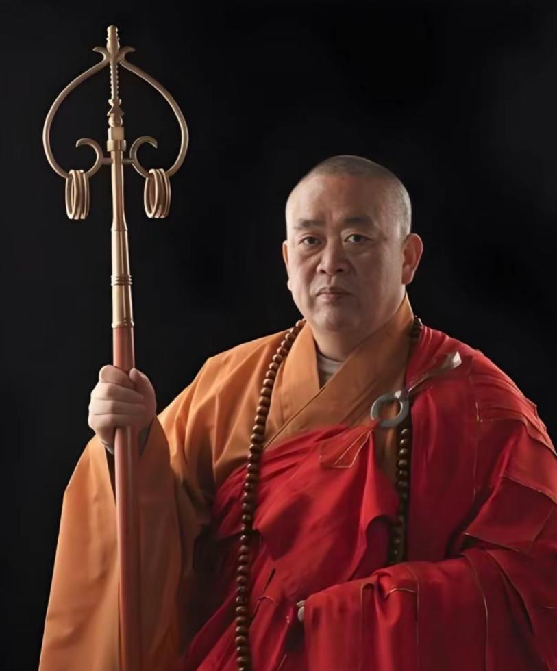 真是酒肉穿肠过，佛祖心中留呀！
现在的和尚门槛越来越高，也越来越有钱了，以前是普