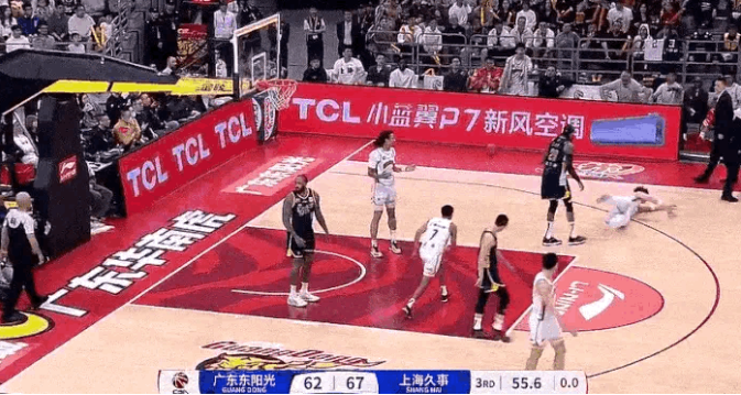 莫兰德上头了，这种违体犯规毫无意义！
季后赛12进8，广东主场对阵上海，在第三节