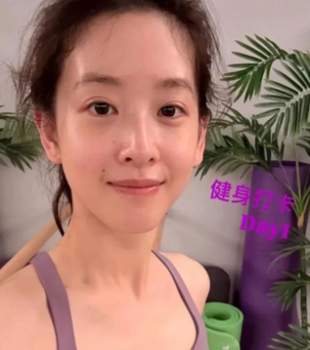 章泽天外网发动态：‘健身打卡第三天，第三天学习一项新运动的快乐~网球！”很多人会