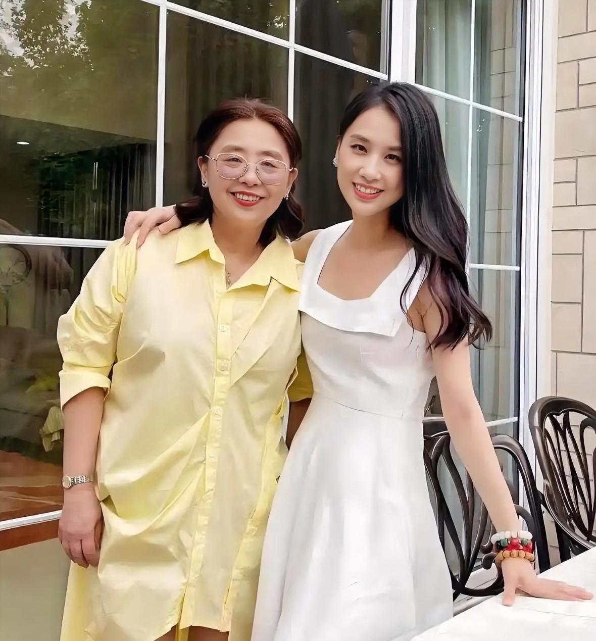 破案了！
难怪黄圣依妈妈看不上杨子，
原来不是因为杨子年纪大，也不是因为杨子没学