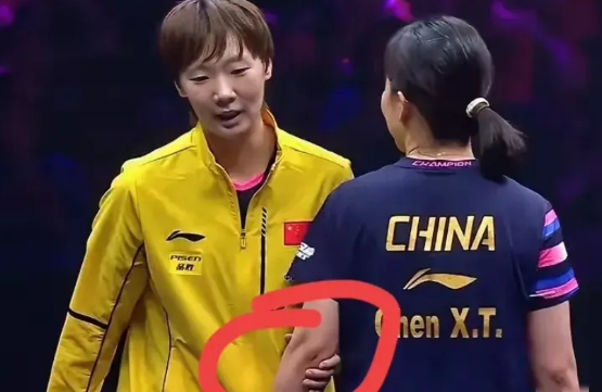 这张照片真让人感慨！

曼玉说：“姐，我把外国人都打跑了！”

陈幸同：“好，我
