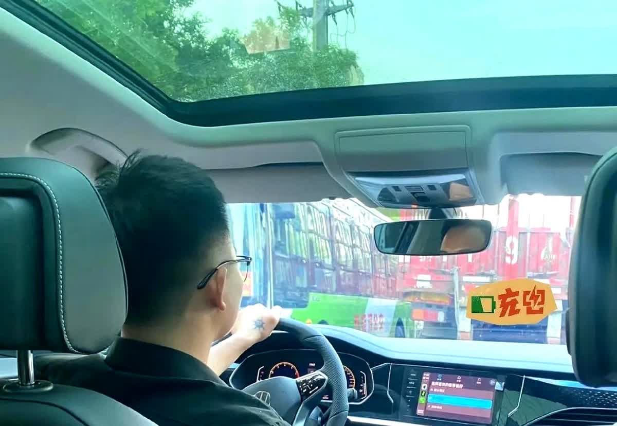我爸开了几十年车，教了我不少超实用的开车窍门：有件事他反复强调，过路口千万别急着