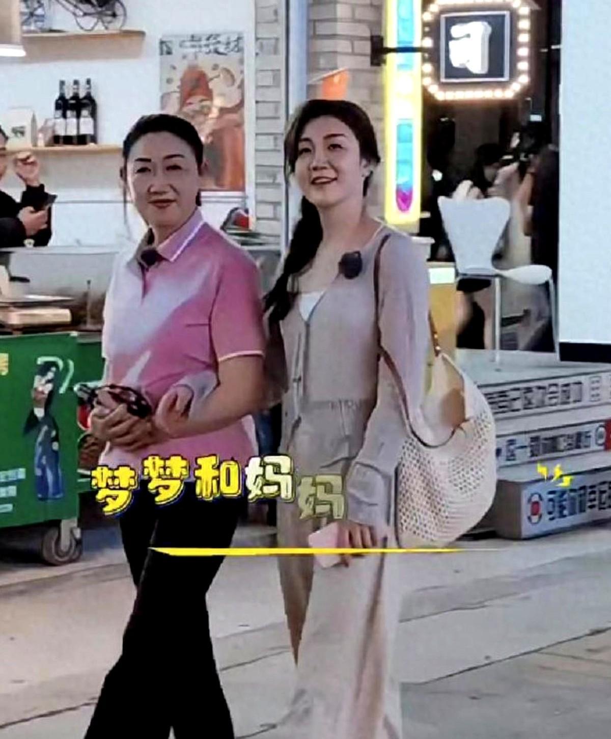 有记者采访陈梦时，问到妈妈的名字，陈梦自己都差点说错了。
这事儿让我想起个挺有意