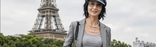 近日，网友镜头里捕捉到了许久未露面的张曼玉，地点就在法国巴黎的埃菲尔铁塔下，这可