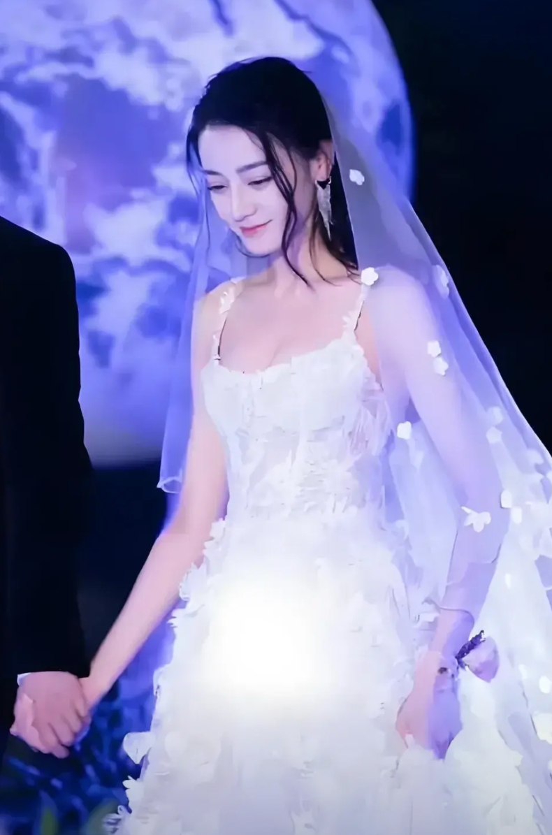 迪丽热巴，谁要娶了她那可真是赚大了，不是说她漂亮，也不是她有钱，而是她对孩子的喜