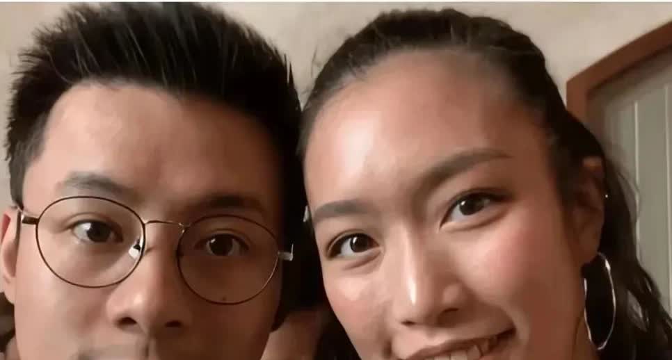 难怪大明星章子怡都嫁不进霍家
不查不知道，
霍启仁新婚妻子非等闲之辈。她是
