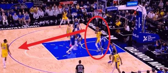 文森特这大空篮也不上啊
东契奇妙传篮下无人防守的文森特，但文森特的第一反应是传往