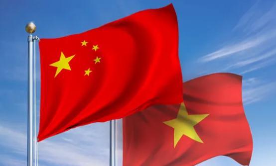 越南拼了！中国上不上？最近越南出台了个决议，说是2026年7月开始，河内中心地带