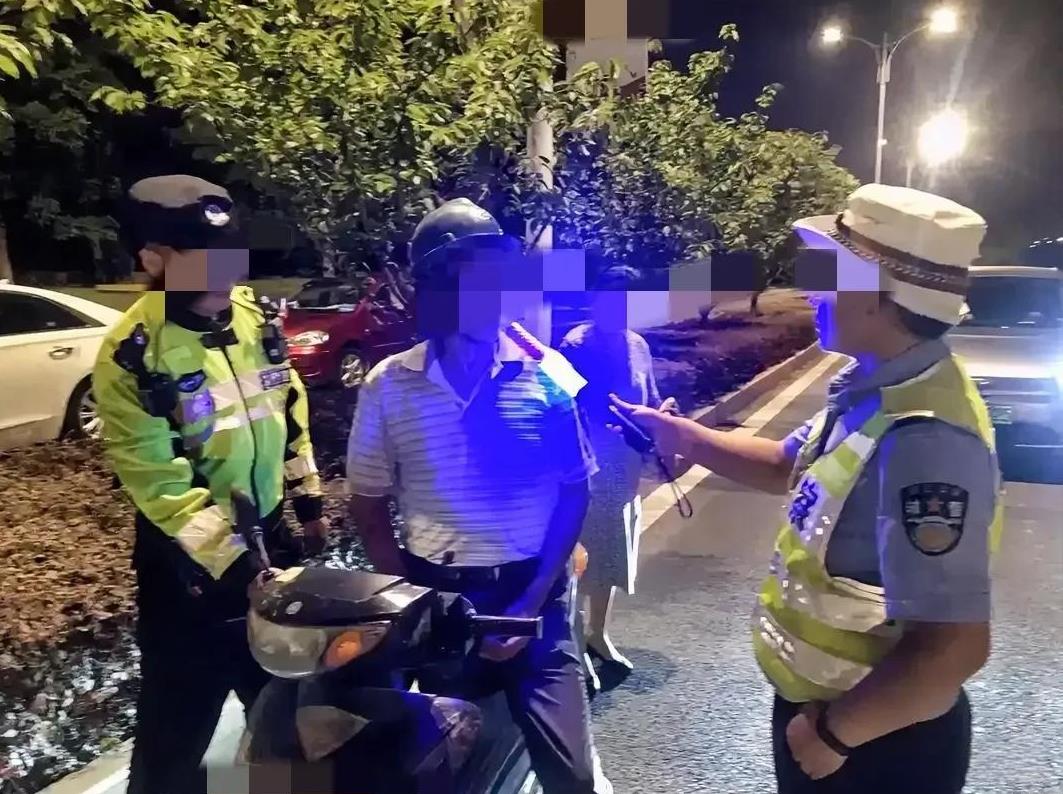 一男子无证驾驶摩托车，被几名交警殴打致残，警方却不予立案
逾一年前的8月19日，