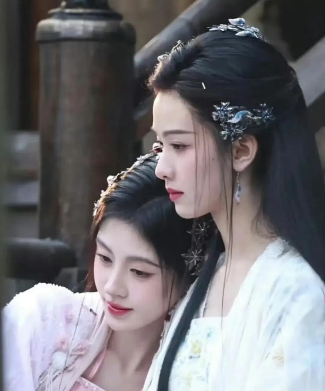 #鞠婧祎躺在陈都灵怀里# 美女躺在仙女的怀中，这个场面真的不多见。看到四千年美女