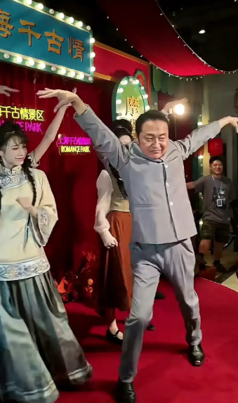 万万没有想到，曾经的一线男神变成这样的油腻大叔了，差一点都没有认出来。