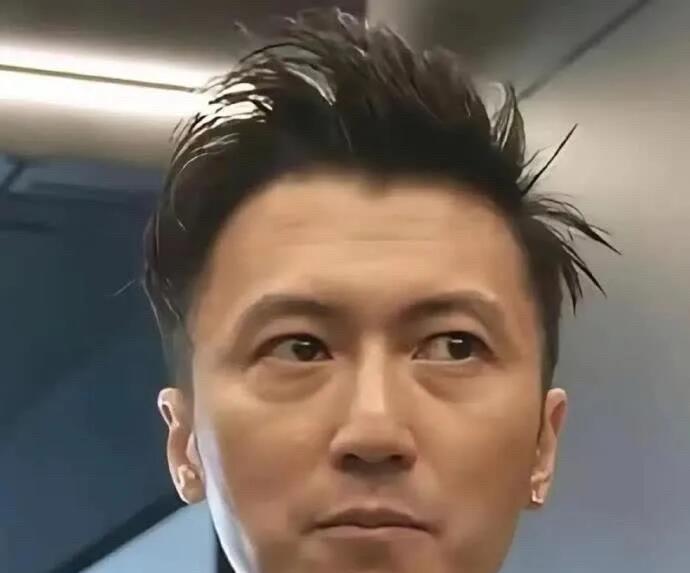 近距离观看，这样不美颜不滤镜的谢霆锋颜值真的一般，没有电视上看到的帅。他脸上岁月