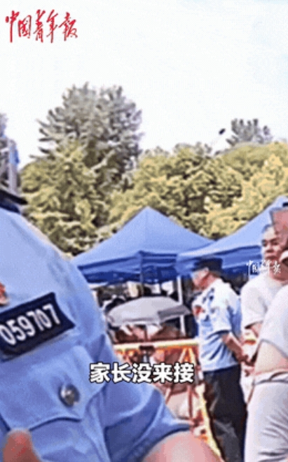 “心真不是一般的大！”湖北宜昌，一女孩参加高考，上午考完后出来，却找不着家长了！