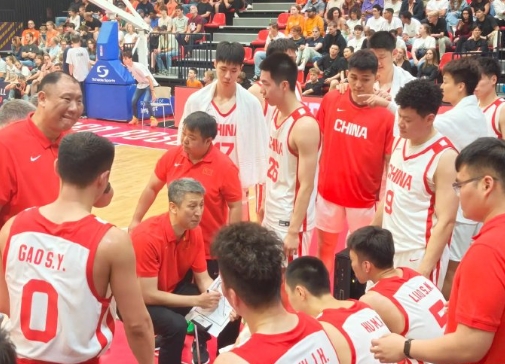 中国男篮一度领先16分，下半场惨遭逆转，最终2分遗憾不敌荷兰男篮。

首发的胡金