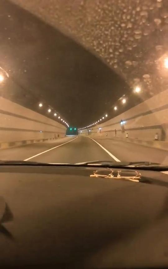 过隧道有点像过时空穿越时空的感觉。