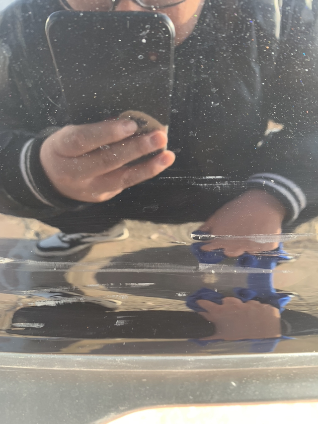 新车第一天被追尾
被追尾了，这是去4儿子还是修车店呢。下面的塑料件只能换件，要不