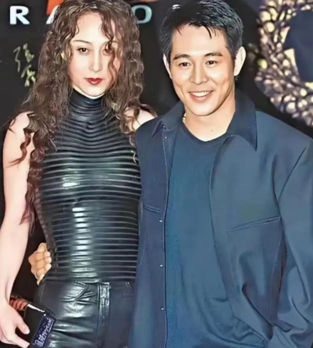 这几天，李连杰生病躺在医院病床上这么多天，也没看见他老婆，女儿来探望探望。这样的